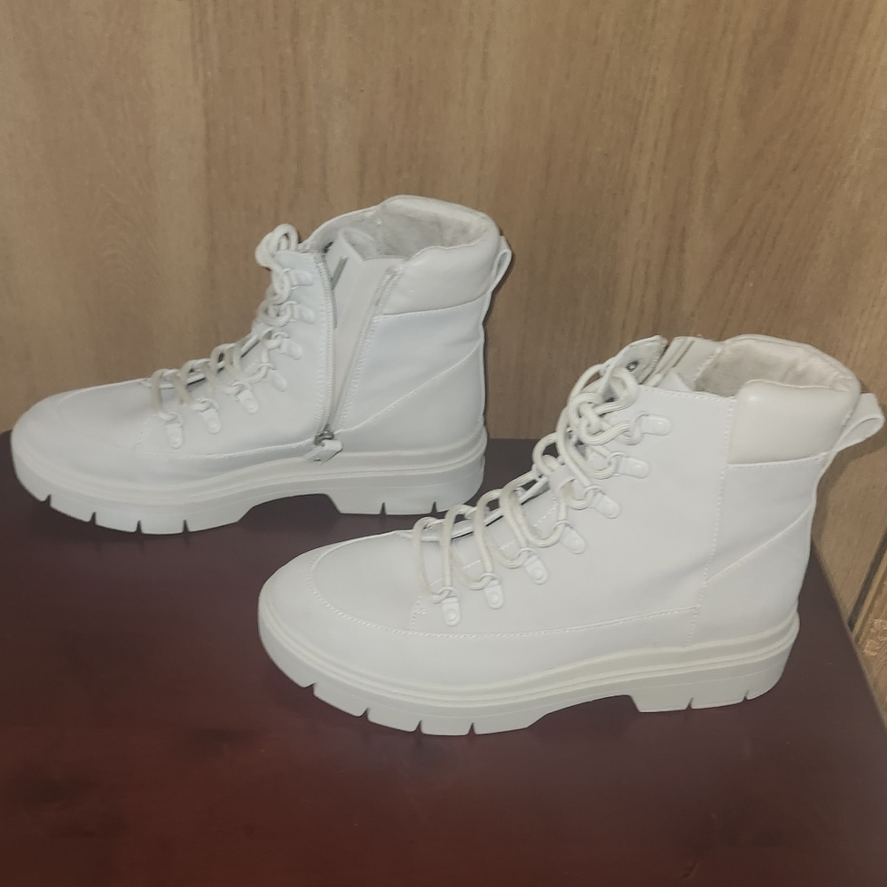 Dr. Scholls White Canyon Mid Shaft Boots Size 8